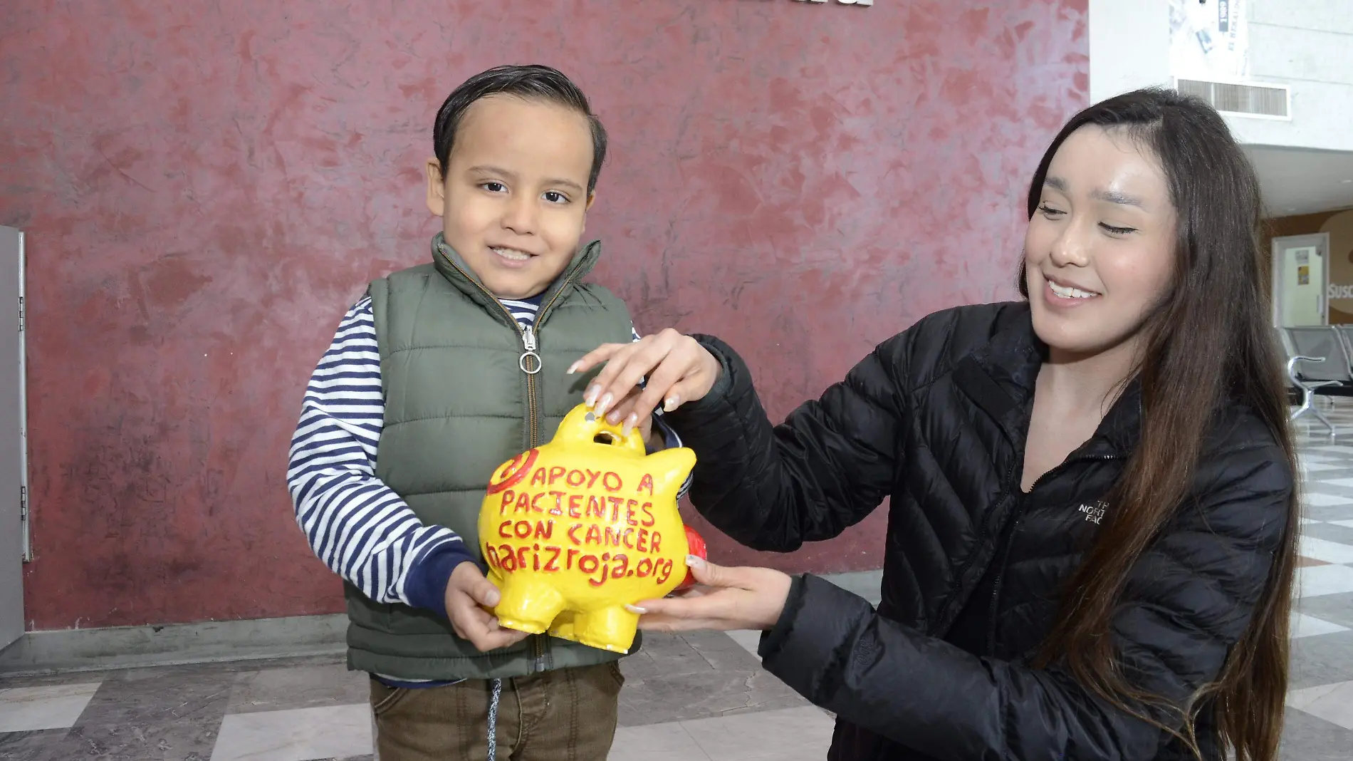 Niño Santini que encabeza una campaña de donaciones para niños con Cancer (3)